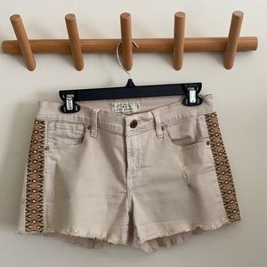 LUCKY BRAND! MALIBU SHORT! Raw edge khaki shorts with woven detail! Size 4/27!